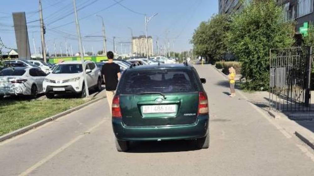 «Тойота» заехала на тротуар на Южной магистрали. Фото