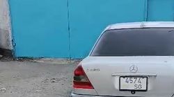 «Мерседес» припарковали у ворот автобазы, мешая автобусам выехать. Видео