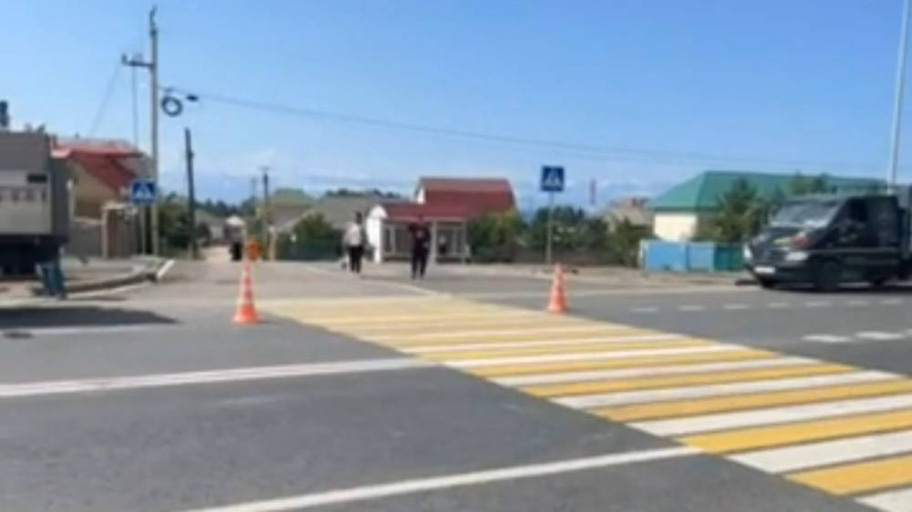 В Чолпон-Ате тротуар, «зебра» и дорога не совпадают. Видео