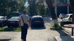 «Ниссан» стоит на тротуаре. Фото