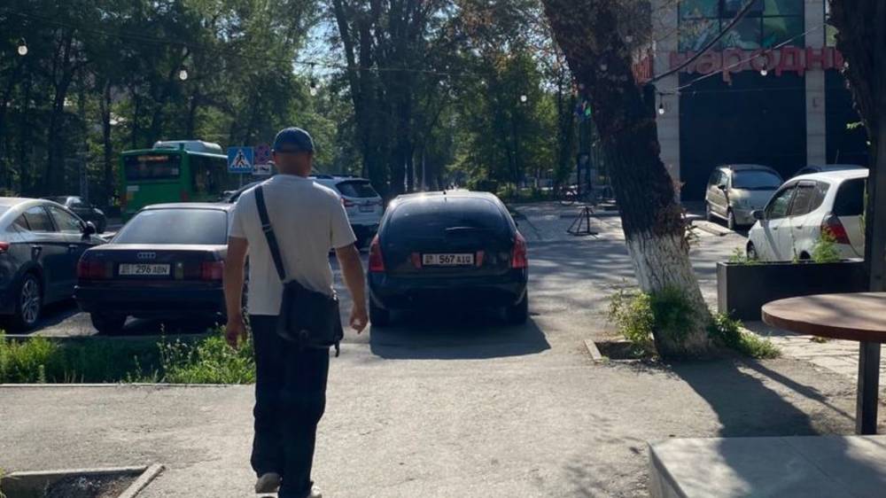 «Ниссан» стоит на тротуаре. Фото