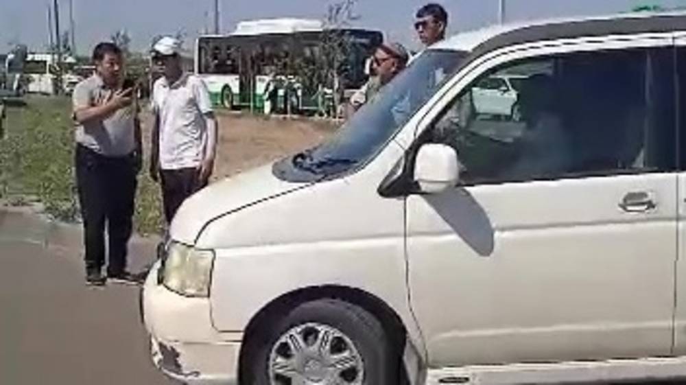 У границы с Казахстаном таксисты блокируют конечную остановку автобусов. Видео