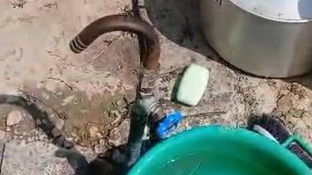 Жительница Калыс-Ордо жалуется на проблемы с питьевой водой. Видео