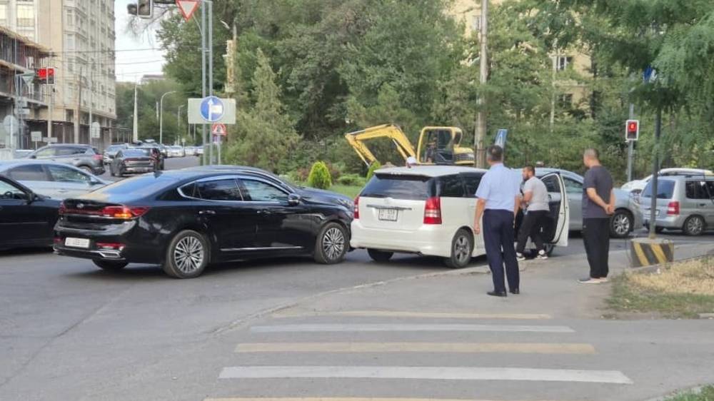 На Молодой Гвардии—Боконбаева произошло ДТП