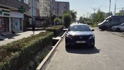 На тротуаре на Южной магистрали снова паркуются машины. Фото