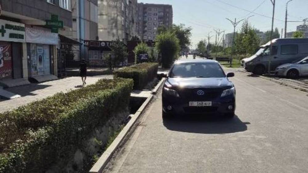 На тротуаре на Южной магистрали снова паркуются машины. Фото