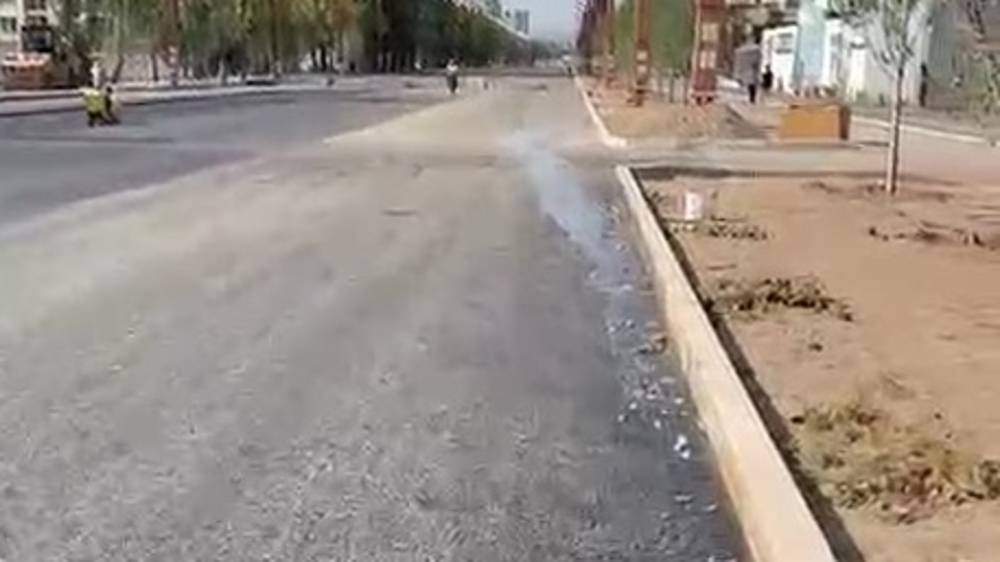 Из под нового асфальта на Айтматова течет вода. Видео