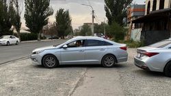 «Соната» стоит на тротуаре на Баха. Фото