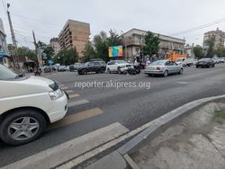 На Байтик баатыра-Кулатова в Бишкеке сбили водителя скутера. Ответ мэрии