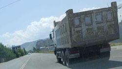 Грузовики продолжают ездить по городе в такую жару. Фото