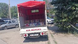 Грузовик стоит в зеленой зоне. Фото