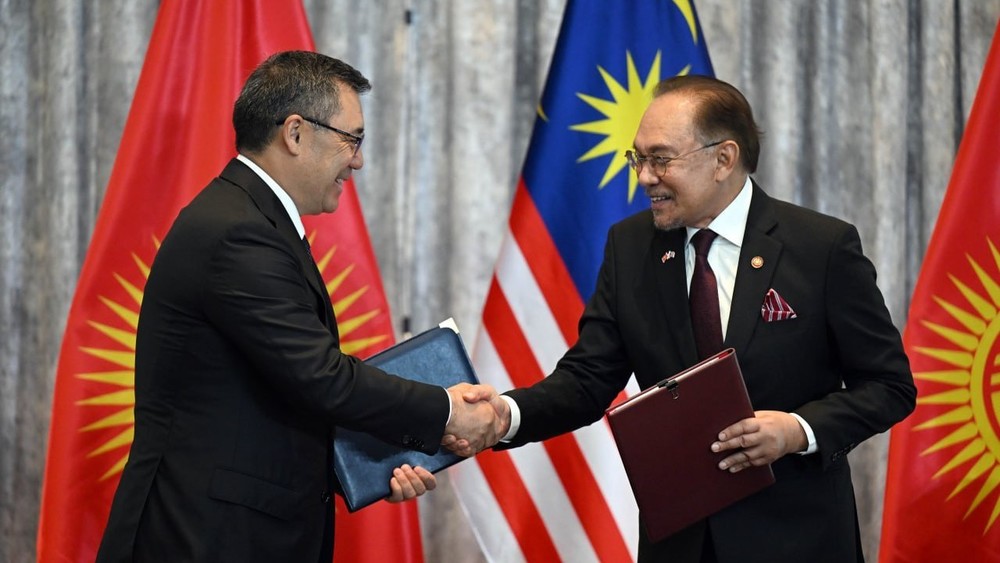 Президент Садыр Жапаров с премьер-министром Малайзии Анваром Ибрагимом