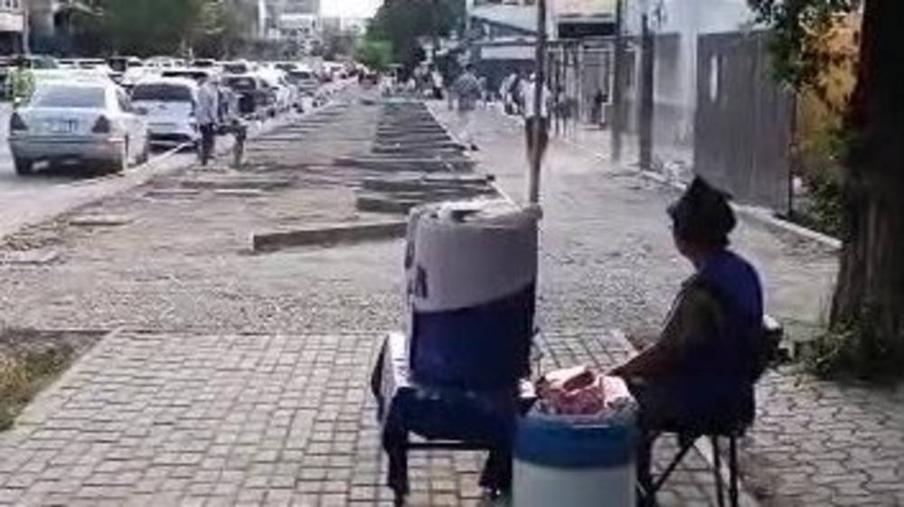 Законно ли на Токтогула строят парковку на месте тротуара? Видео горожанина
