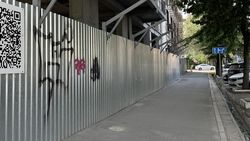 Стройка на Раззакова не сделала навес над тротуаром. Фото горожанина