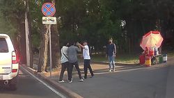 Возле театра на Советской мужчина отобрал телефон у иностранцев. Видео
