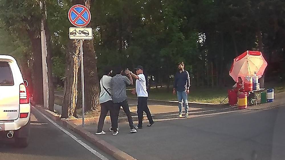 Возле театра на Советской мужчина отобрал телефон у иностранцев. Видео