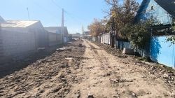 В Ленинском районе год назад засыпали дорогу грунтом с камнями и оставили. Фото
