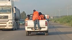 Строители опасно едут, сидя в кузове машины. Видео