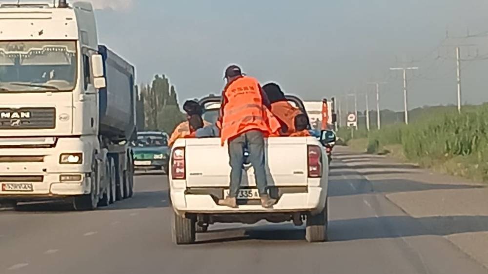 Строители опасно едут, сидя в кузове машины. Видео