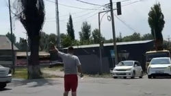 На Алматинке не работает светофор, движение регулирует мужчина. Видео