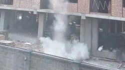 Со стройки на ул.Водопроводной что-то падает. Видео