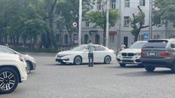 На Айтматова—Ахунбаева не работают светофоры, движение регулирует парень с бутылкой