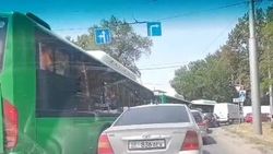 Возле Кожзавода автобусы создают пробку, поворачивая со второй полосы. Видео