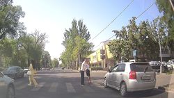 «Тойота» с российскими номерами едва не сбила пешеходов на «зебре». Видео