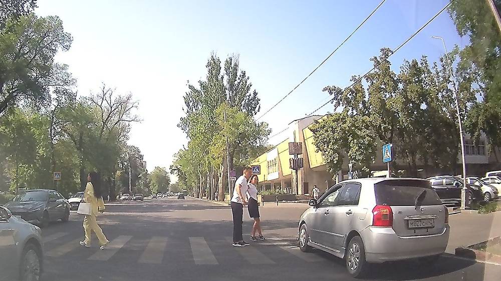 «Тойота» с российскими номерами едва не сбила пешеходов на «зебре». Видео