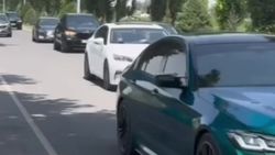 Свадебный кортеж в Оше заблокировал дорогу. Видео