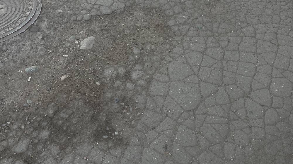 Тротуар на Фучика весь в трещинах и ямах. Фото