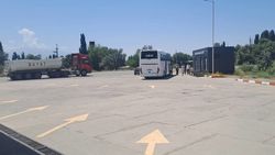 На объездной дороге поставили туалет, но он не работает. Фото