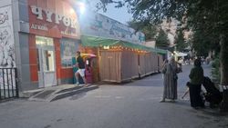 Кафе в 6 мкр заставила часть тротуара столами. Фото горожанина