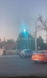 На Дэн Сяопина горит электрический столб. Видео