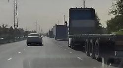 Дорога по Профсоюзной превратилась в парковку для фур. Видео
