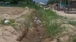 Арык в Бостери завален мусором. Видео