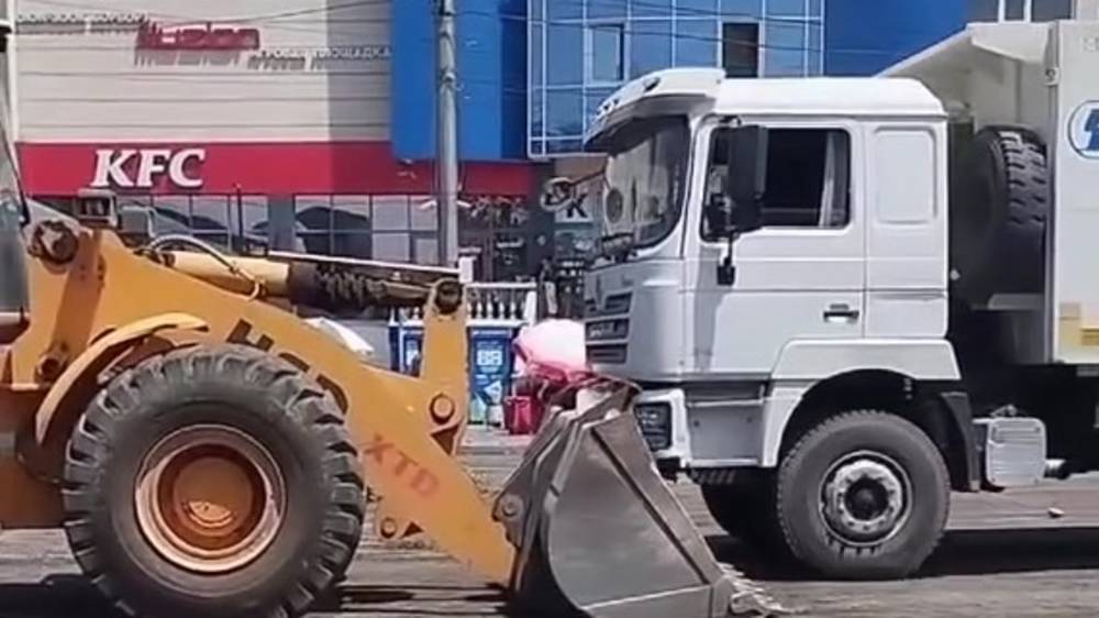 Китайский грузовик без водителя врезался в припаркованный экскаватор. Видео