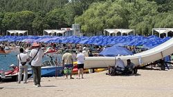 Пляж пансионата «Золотые пески» заставлен зонтами в аренду, отдыхающим запрещают ставить свои. Видео
