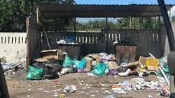 Гора мусора возле культурного центра «Рух Ордо» скопилась из-за ремонтных работ, - мэрия Чолпон-Аты Гора мусора возле культурного центра «Рух Ордо» скопилась из-за ремонтных работ, - мэрия Чолпон-Аты