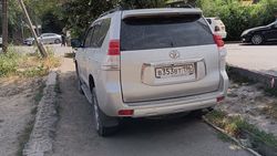 «Прадо» припаркована на тротуаре. Видео