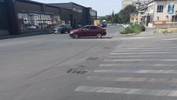 Ямы у решеток на ул.Т.Айтматова. Фото