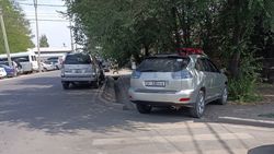 «Лексус» со штрафами более 15 тыс. сомов стоит на «зебре». Фото