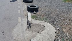 На обочине по ул.Мусы Джалиля лежат бетонные блоки. Фото