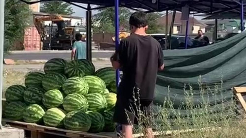 Владельца стихийной палатки с арбузами на Южной магистрали оштрафовали на 10 тыс. сомов. Видео