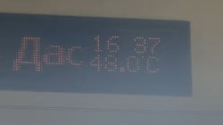 Термометр в автобусе показывает +48. Фото горожанина