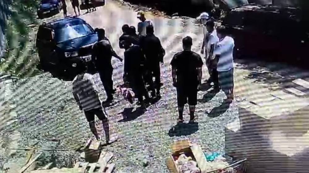 В Чолпон-Ате несколько парней избили одного. Видео
