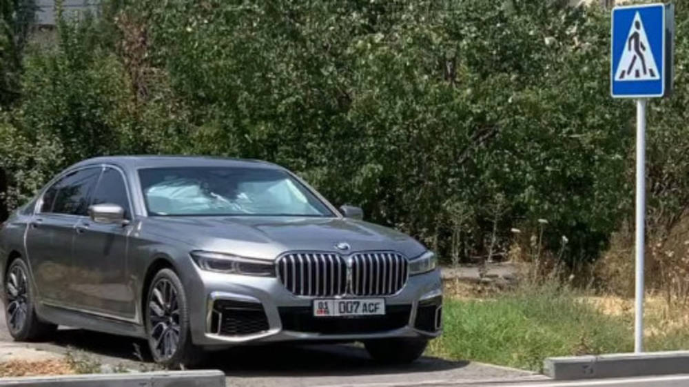 Водитель BMW 740Li сделал себе стоянку на тротуаре. Фото