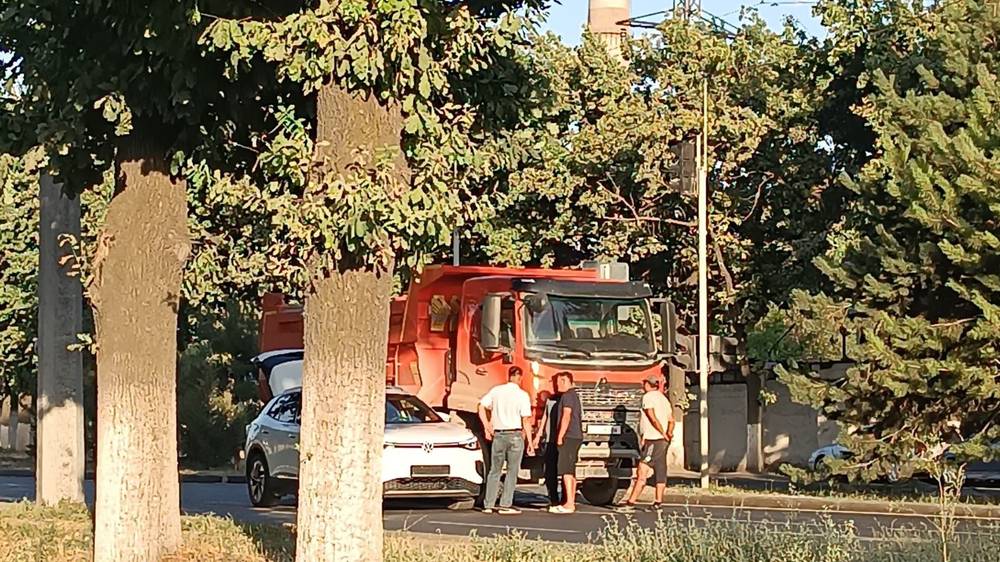 Возле ТЭЦ столкнулись грузовик и легковушка. Фото