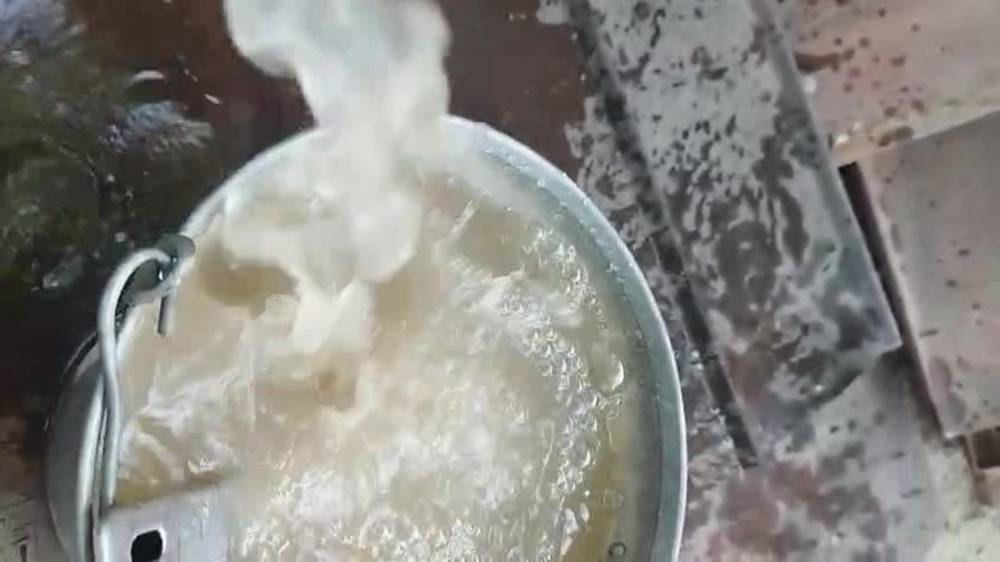 Житель Московского района показал, какая вода течет из колонки. Видео