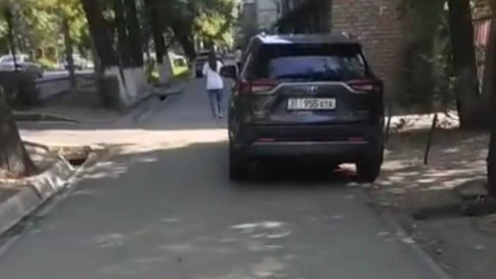 Тротуар на Молодой Гвардии превратили в парковку. Видео